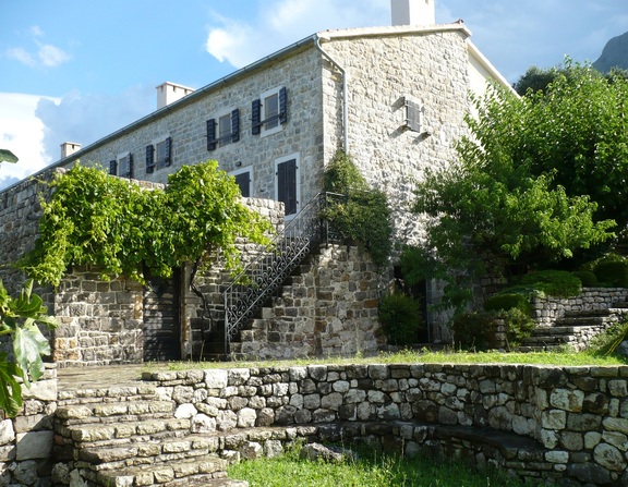 Large rezidencija pisaca u selu  elobrdo