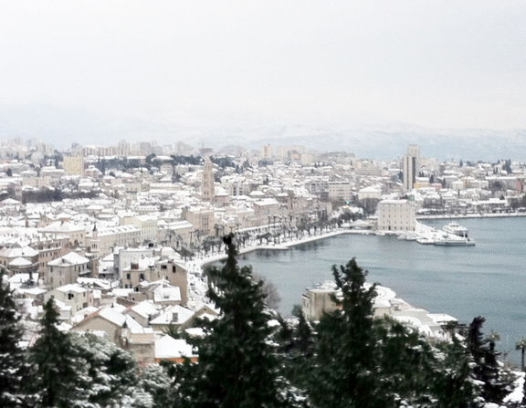 Large snow in split   cloudy