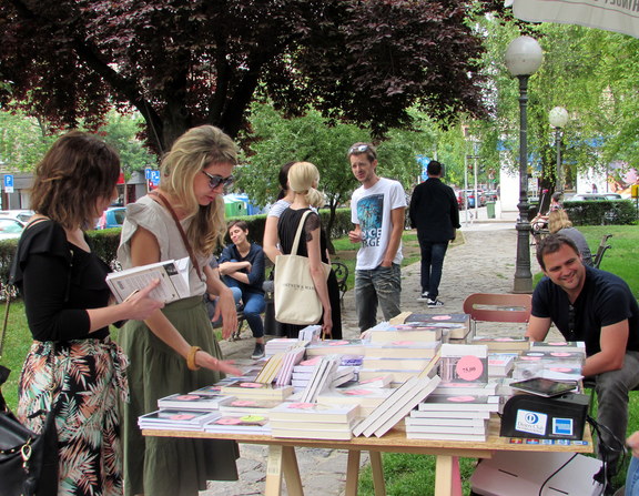 Large speed dating urednicama izdavacima