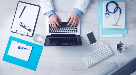 Homepage business doctor with a laptop and equipment 205 small