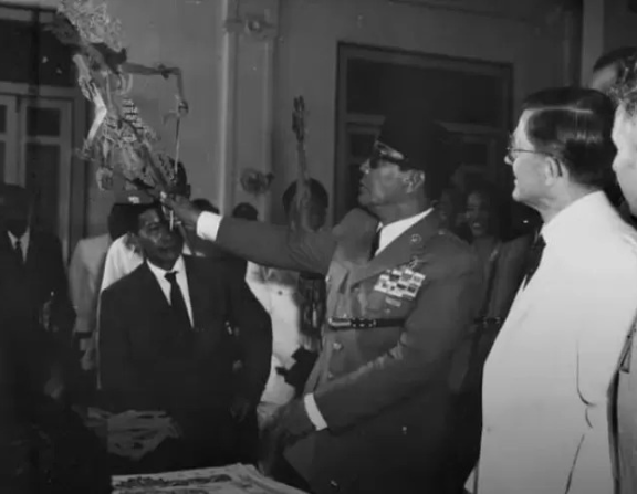 sukarno pokazuje Wayang Kulit lutke poljskom predsjedniku Zawadskom